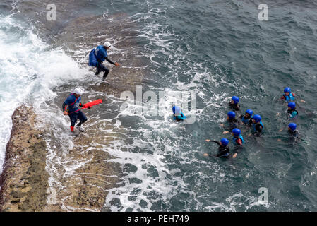 CoaSteering Group in Sea Water bei Dancing Ledge, Jurassic Coast, Swanage, Dorset, England, VEREINIGTES KÖNIGREICH Stockfoto