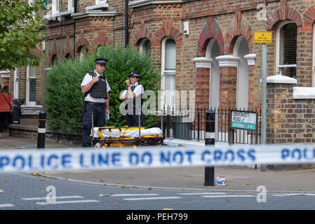 London, Vereinigtes Königreich. 15. August 2018. Ein Mord Untersuchung wurde in Wandsworth ins Leben gerufen worden, nachdem eine Frau tödlich erstochen wurde. Polizei am Mittwoch, 15. August um 12:38 CEST auf einen Bericht von einem Stechenden an eine Wohnadresse im Grayshott Road, SW11. Eine Frau, von der man glaubte, sie sei in Ihrem 30 zu alt sein s wurde mit einem Stab Verletzungen gefunden. Sie war tot an der Szene um 13:41 CEST ausgesprochen. Credit: Peter Manning/Alamy leben Nachrichten Stockfoto