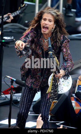 New York City, New York, USA. 15 Aug, 2018. Musiker/Sänger Steven Tyler von Aerosmith führt auf dem "Heute" zeigen statt am Rockefeller Center. Credit: Nancy Kaszerman/ZUMA Draht/Alamy leben Nachrichten Stockfoto