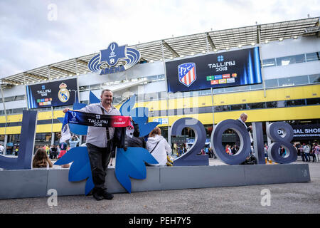 Tallinn, Estland. 15 Aug, 2018. Ein Fan gesehen mit einem Banner vor dem UEFA Super Cup. Der UEFA Super Cup 2018 posing war die 43. Ausgabe des UEFA Super Cup, eine jährliche Fußballspiel, von der UEFA veranstalteten und von den regierenden Meister der beiden wichtigsten europäischen Vereinswettbewerben bestritten, die UEFA-Champions League und der UEFA Europa League. Es wurde an der A Le Coq Arena in Tallinn, Estland gespielt. Credit: Hendrik Osula/SOPA Images/ZUMA Draht/Alamy leben Nachrichten Stockfoto