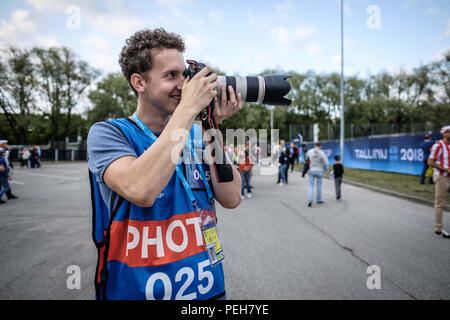 Tallinn, Estland. 15 Aug, 2018. Einen Fotografen gesehen, die Bilder vor dem UEFA Super Cup. Der UEFA Super Cup 2018 die 43. Ausgabe des UEFA Super Cup, eine jährliche Fußballspiel, von der UEFA veranstalteten und von den regierenden Meister der beiden wichtigsten europäischen Vereinswettbewerben bestritten, die UEFA-Champions League und der UEFA Europa League war. Es wurde an der A Le Coq Arena in Tallinn, Estland gespielt. Credit: Hendrik Osula/SOPA Images/ZUMA Draht/Alamy leben Nachrichten Stockfoto