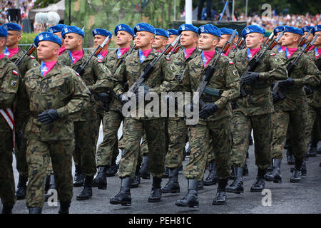 Polen, Warschau, 15. August 2018: Militärparade zum Armee Feier Tag während der 100-jährigen Feierlichkeiten der Unabhängigkeit Polens gehalten. Über 2000 Polnischen und NATO-Soldaten nahmen teil, die in der März am Ufer der Weichsel. Präsident Andrzej Duda, Premierminister Mateusz Morawiecki, Marschall des Sejm Marek Kuchcinski, Marschall der Senat Stanisalaw Karczewski und Verteidigungsminister Mariusz Blaszczak joined Parade in der Hauptstadt. © Jake Ratz/Alamy leben Nachrichten Stockfoto