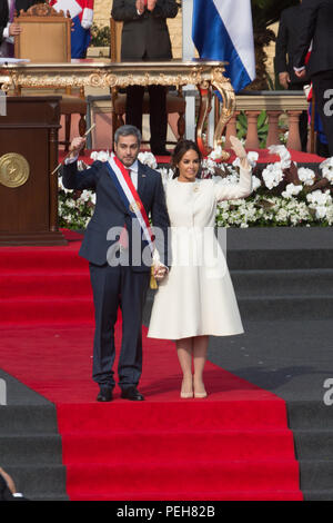 Asuncion, Paraguay. 15. August 2018. Paraguays Präsident Mario Abdo Benítez winkt neben seiner Frau Silvana López Moreira, nachdem er während seiner Einweihungszeremonie auf der Esplanade des Palastes von Lopez in Asuncion, Paraguay, den Präsidentenflügel für eine neue Amtszeit erhalten hat. Quelle: Andre M. Chang/Alamy Live News Stockfoto