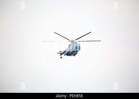 Polen, Warschau, 15. August 2018: Militärparade zum Armee Feier Tag während der 100-jährigen Feierlichkeiten der Unabhängigkeit Polens gehalten. Über 2000 Polnischen und NATO-Soldaten nahmen teil, die in der März am Ufer der Weichsel. Präsident Andrzej Duda, Premierminister Mateusz Morawiecki, Marschall des Sejm Marek Kuchcinski, Marschall der Senat Stanisalaw Karczewski und Verteidigungsminister Mariusz Blaszczak joined Parade in der Hauptstadt. © Jake Ratz/Alamy leben Nachrichten Stockfoto