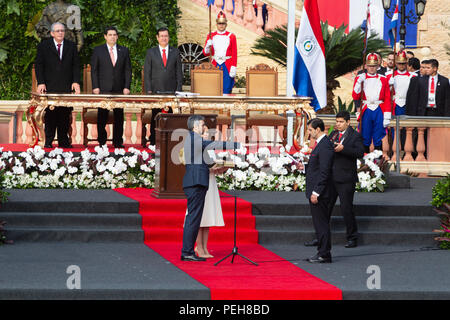 Asuncion, Paraguay. 15. August 2018. Paraguays neuer Präsident Mario Abdo Benítez wurde vom Präsidenten des paraguayischen Kongresses Silvio Ovelar während seiner Einweihungszeremonie auf der Promenade des Palastes von Lopez in Asuncion, Paraguay, vereidigt. Quelle: Andre M. Chang/Alamy Live News Stockfoto