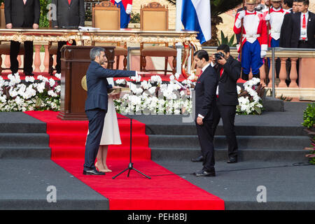 Asuncion, Paraguay. 15. August 2018. Paraguays neuer Präsident Mario Abdo Benítez wurde vom Präsidenten des paraguayischen Kongresses Silvio Ovelar während seiner Einweihungszeremonie auf der Promenade des Palastes von Lopez in Asuncion, Paraguay, vereidigt. Quelle: Andre M. Chang/Alamy Live News Stockfoto