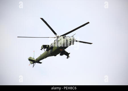 Polen, Warschau, 15. August 2018: Militärparade zum Armee Feier Tag während der 100-jährigen Feierlichkeiten der Unabhängigkeit Polens gehalten. Über 2000 Polnischen und NATO-Soldaten nahmen teil, die in der März am Ufer der Weichsel. Präsident Andrzej Duda, Premierminister Mateusz Morawiecki, Marschall des Sejm Marek Kuchcinski, Marschall der Senat Stanisalaw Karczewski und Verteidigungsminister Mariusz Blaszczak joined Parade in der Hauptstadt. © Jake Ratz/Alamy leben Nachrichten Stockfoto