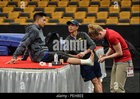 Boston, Massachussetts, USA. 15 Aug, 2018. ADRIAN DE LOS ANGELES erhält seine ankled während das Podium Training Tag der Konkurrenz an TD Garden in Boston, Massachusetts. Credit: Amy Sanderson/ZUMA Draht/Alamy leben Nachrichten Stockfoto