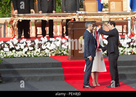 Asuncion, Paraguay. 15. August 2018. Paraguays neuer Präsident Mario Abdo Benítez erhält den Präsidentenflügel vom Präsidenten des Kongresses, Silvio Ovelar, während seiner Einweihungszeremonie auf der Promenade des Palastes von Lopez in Asuncion, Paraguay. Quelle: Andre M. Chang/Alamy Live News Stockfoto