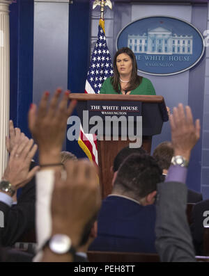 Washington, District of Columbia, USA. 15 Aug, 2018. Pressesprecher des Weißen Hauses, Sarah Huckabee Sanders führt eine Unterrichtung in der Brady Press Briefing Room des Weißen Hauses in Washington, DC am Mittwoch, 15. August 2018. In ihrer Eröffnungsrede, Sanders bekannt, dass United States President Donald J. Trumpf die Sicherheitsüberprüfung des ehemaligen Central Intelligence Agency (CIA) Direktor John Brennan widerrufen hat und dass die Abstände von mehreren anderen ehemaligen Beamten waren. Credit: Ron Sachs/CNP Credit: Ron Sachs/CNP/ZUMA Draht/Alamy leben Nachrichten Stockfoto