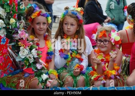 Weymouth Dorset, Großbritannien. 15. August 2018. Menschenmassen strömen in Weymouth für den jährlichen Karneval und der Prozession. Credit: Carolyn Jenkins/Alamy leben Nachrichten Stockfoto