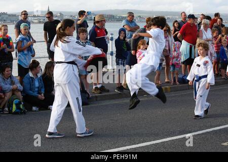 Weymouth Dorset, Großbritannien. 15. August 2018. Menschenmassen strömen in Weymouth für den jährlichen Karneval und der Prozession. Credit: Carolyn Jenkins/Alamy leben Nachrichten Stockfoto