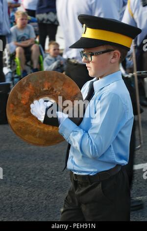 Weymouth Dorset, Großbritannien. 15. August 2018. Menschenmassen strömen in Weymouth für den jährlichen Karneval und der Prozession. Credit: Carolyn Jenkins/Alamy leben Nachrichten Stockfoto