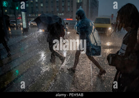 Moskau, Russland. 15 Aug, 2018. Menschen zu Fuß undert Heavy Rain im Zentrum von Moskau, Russland Credit: Nikolay Winokurow/Alamy leben Nachrichten Stockfoto