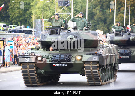 Polen, Warschau, 15. August 2018: Militärparade zum Armee Feier Tag während der 100-jährigen Feierlichkeiten der Unabhängigkeit Polens gehalten. Über 2000 Polnischen und NATO-Soldaten nahmen teil, die in der März am Ufer der Weichsel. Präsident Andrzej Duda, Premierminister Mateusz Morawiecki, Marschall des Sejm Marek Kuchcinski, Marschall der Senat Stanisalaw Karczewski und Verteidigungsminister Mariusz Blaszczak joined Parade in der Hauptstadt. © Jake Ratz/Alamy leben Nachrichten Stockfoto