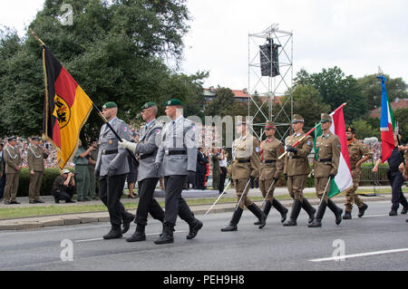Soldaten der multinationalen NATO-Kampfgruppe, die in Polen stationiert sind Während der jährlichen Militärparade in der polnischen Hauptstadt Stockfoto