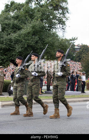 Soldaten der multinationalen NATO-Kampfgruppe, die in Polen stationiert sind Während der jährlichen Militärparade in der polnischen Hauptstadt Stockfoto