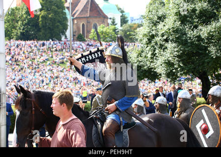 Polen, Warschau, 15. August 2018: Militärparade zum Armee Feier Tag während der 100-jährigen Feierlichkeiten der Unabhängigkeit Polens gehalten. Über 2000 Polnischen und NATO-Soldaten nahmen teil, die in der März am Ufer der Weichsel. Präsident Andrzej Duda, Premierminister Mateusz Morawiecki, Marschall des Sejm Marek Kuchcinski, Marschall der Senat Stanisalaw Karczewski und Verteidigungsminister Mariusz Blaszczak joined Parade in der Hauptstadt. © Jake Ratz/Alamy leben Nachrichten Stockfoto