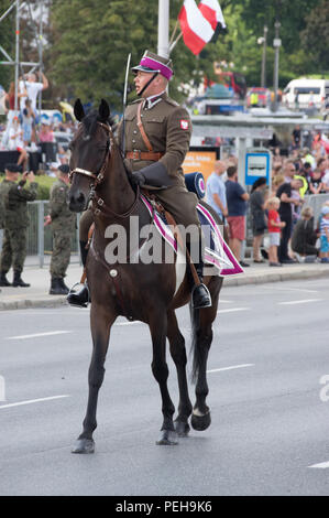 Polen, Warschau: Reenactors präsentieren Uniformen und Waffen aus verschiedenen Epochen der polnischen Militärgeschichte bei der jährlichen Militärparade in der polnischen Hauptstadt. Stockfoto