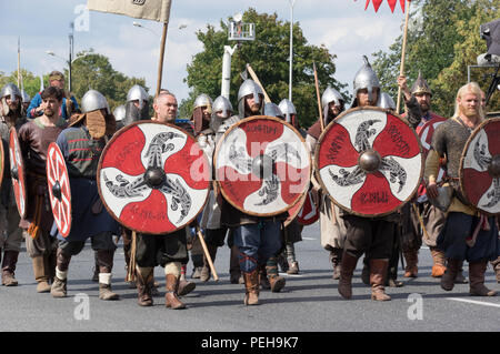 Polen, Warschau: Reenactors präsentieren Uniformen und Waffen aus verschiedenen Epochen der polnischen Militärgeschichte bei der jährlichen Militärparade in der polnischen Hauptstadt. Stockfoto