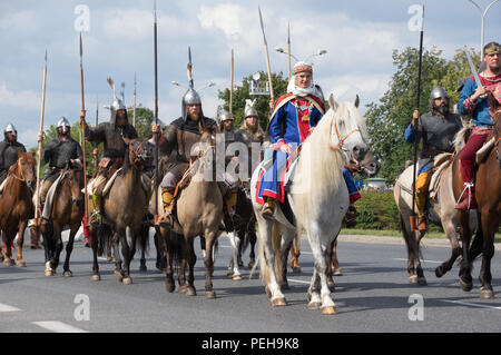 Polen, Warschau: Reenactors präsentieren Uniformen und Waffen aus verschiedenen Epochen der polnischen Militärgeschichte bei der jährlichen Militärparade in der polnischen Hauptstadt. Stockfoto