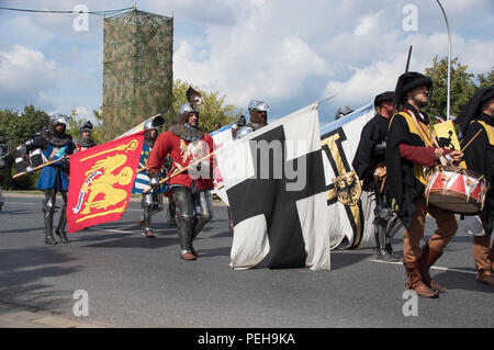 Polen, Warschau: Reenactors präsentieren Uniformen und Waffen aus verschiedenen Epochen der polnischen Militärgeschichte bei der jährlichen Militärparade in der polnischen Hauptstadt. Stockfoto