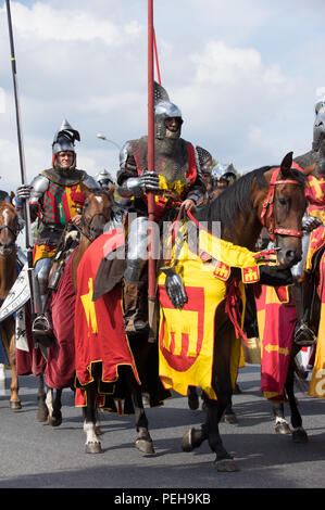 Polen, Warschau: Reenactors präsentieren Uniformen und Waffen aus verschiedenen Epochen der polnischen Militärgeschichte bei der jährlichen Militärparade in der polnischen Hauptstadt. Stockfoto