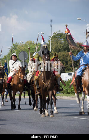 Polen, Warschau: Reenactors präsentieren Uniformen und Waffen aus verschiedenen Epochen der polnischen Militärgeschichte bei der jährlichen Militärparade in der polnischen Hauptstadt. Stockfoto