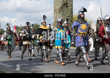 Polen, Warschau: Reenactors präsentieren Uniformen und Waffen aus verschiedenen Epochen der polnischen Militärgeschichte bei der jährlichen Militärparade in der polnischen Hauptstadt. Stockfoto
