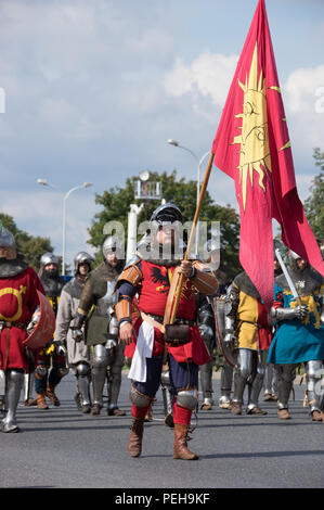 Polen, Warschau: Reenactors präsentieren Uniformen und Waffen aus verschiedenen Epochen der polnischen Militärgeschichte bei der jährlichen Militärparade in der polnischen Hauptstadt. Stockfoto