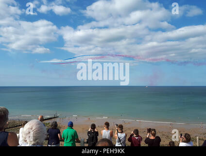 Cromer, Norfolk, Großbritannien. 15. Aug 2018. Die Menschen genießen die Royal Air Force Red Arrows display Team als führen ihre Show im Cromer Karneval, Cromer, Norfolk, am 15. August 2018. Credit: Paul Marriott/Alamy leben Nachrichten Stockfoto