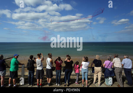 Cromer, Norfolk, Großbritannien. 15. Aug 2018. Die Menschen genießen die Royal Air Force Red Arrows display Team als führen ihre Show im Cromer Karneval, Cromer, Norfolk, am 15. August 2018. Credit: Paul Marriott/Alamy leben Nachrichten Stockfoto