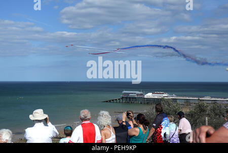 Cromer, Norfolk, Großbritannien. 15. Aug 2018. Die Menschen genießen die Royal Air Force Red Arrows display Team als führen ihre Show im Cromer Karneval, Cromer, Norfolk, am 15. August 2018. Credit: Paul Marriott/Alamy leben Nachrichten Stockfoto