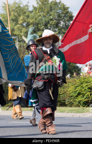 Polen, Warschau: Reenactors präsentieren Uniformen und Waffen aus verschiedenen Epochen der polnischen Militärgeschichte bei der jährlichen Militärparade in der polnischen Hauptstadt. Stockfoto