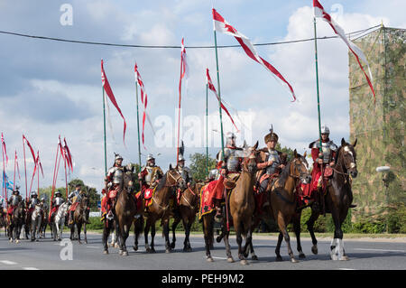 Polen, Warschau: Reenactors präsentieren Uniformen und Waffen aus verschiedenen Epochen der polnischen Militärgeschichte bei der jährlichen Militärparade in der polnischen Hauptstadt. Stockfoto