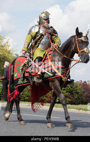 Polen, Warschau: Reenactors präsentieren Uniformen und Waffen aus verschiedenen Epochen der polnischen Militärgeschichte bei der jährlichen Militärparade in der polnischen Hauptstadt. Stockfoto