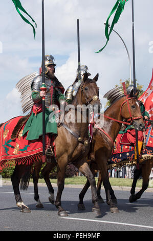 Polen, Warschau: Reenactors präsentieren Uniformen und Waffen aus verschiedenen Epochen der polnischen Militärgeschichte bei der jährlichen Militärparade in der polnischen Hauptstadt. Stockfoto