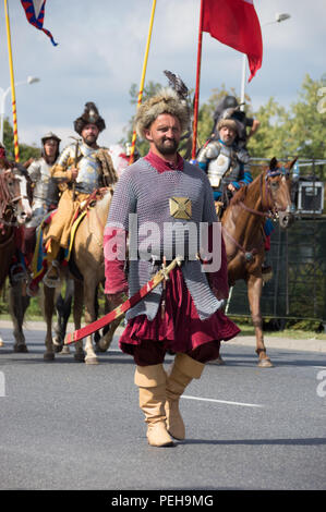 Polen, Warschau: Reenactors präsentieren Uniformen und Waffen aus verschiedenen Epochen der polnischen Militärgeschichte bei der jährlichen Militärparade in der polnischen Hauptstadt. Stockfoto