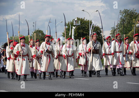 Polen, Warschau: Reenactors präsentieren Uniformen und Waffen aus verschiedenen Epochen der polnischen Militärgeschichte bei der jährlichen Militärparade in der polnischen Hauptstadt. Stockfoto