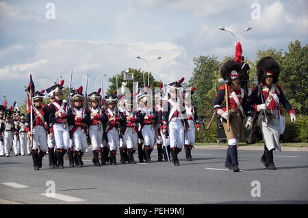 Polen, Warschau: Reenactors präsentieren Uniformen und Waffen aus verschiedenen Epochen der polnischen Militärgeschichte bei der jährlichen Militärparade in der polnischen Hauptstadt. Stockfoto
