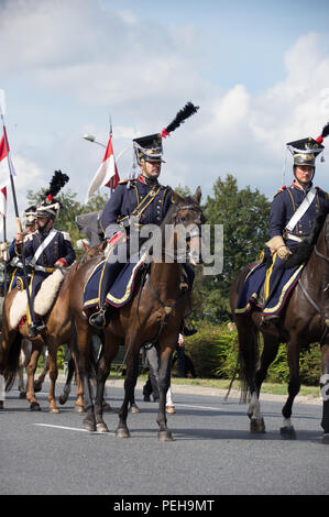 Polen, Warschau: Reenactors präsentieren Uniformen und Waffen aus verschiedenen Epochen der polnischen Militärgeschichte bei der jährlichen Militärparade in der polnischen Hauptstadt. Stockfoto