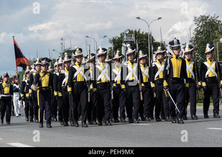 Polen, Warschau: Reenactors präsentieren Uniformen und Waffen aus verschiedenen Epochen der polnischen Militärgeschichte bei der jährlichen Militärparade in der polnischen Hauptstadt. Stockfoto