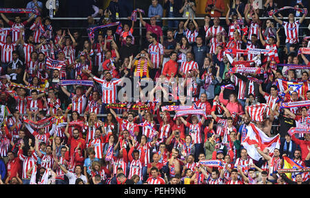 Tallinn, Estland. 15 Aug, 2018. Fußball: UEFA Super Cup, Real Madrid - Atletico Madrid bei Lilleküla Hotel Stadion. Die fans von Atletico Madrid jubeln. Credit: Marius Becker/dpa/Alamy leben Nachrichten Stockfoto