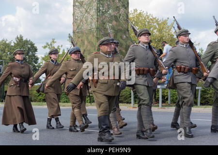 Polen, Warschau: Reenactors präsentieren Uniformen und Waffen aus verschiedenen Epochen der polnischen Militärgeschichte bei der jährlichen Militärparade in der polnischen Hauptstadt. Stockfoto
