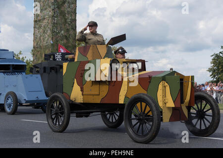 Polen, Warschau: Reenactors präsentieren Uniformen und Waffen aus verschiedenen Epochen der polnischen Militärgeschichte bei der jährlichen Militärparade in der polnischen Hauptstadt. Stockfoto