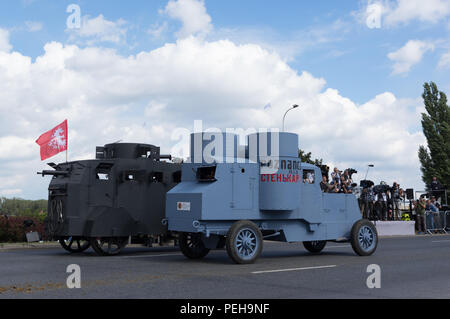 Polen, Warschau: Reenactors präsentieren Uniformen und Waffen aus verschiedenen Epochen der polnischen Militärgeschichte bei der jährlichen Militärparade in der polnischen Hauptstadt. Stockfoto