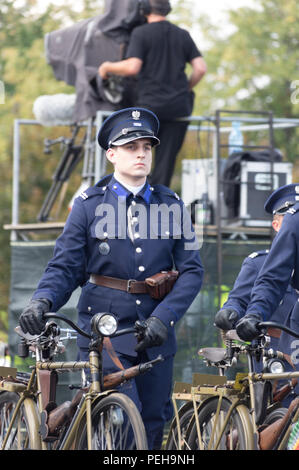 Polen, Warschau: Reenactors präsentieren Uniformen und Waffen aus verschiedenen Epochen der polnischen Militärgeschichte bei der jährlichen Militärparade in der polnischen Hauptstadt. Stockfoto