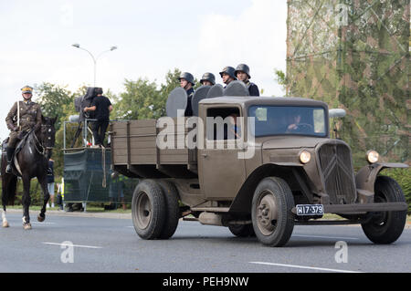 Polen, Warschau: Reenactors präsentieren Uniformen und Waffen aus verschiedenen Epochen der polnischen Militärgeschichte bei der jährlichen Militärparade in der polnischen Hauptstadt. Stockfoto