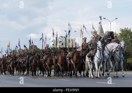 Polen, Warschau: Reenactors präsentieren Uniformen und Waffen aus verschiedenen Epochen der polnischen Militärgeschichte bei der jährlichen Militärparade in der polnischen Hauptstadt. Stockfoto