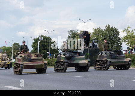 Polen, Warschau: Reenactors präsentieren Uniformen und Waffen aus verschiedenen Epochen der polnischen Militärgeschichte bei der jährlichen Militärparade in der polnischen Hauptstadt. Stockfoto